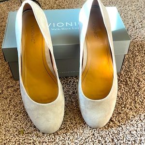Vionic Woman’s  Shoes, size 11, Cream suede slip ons